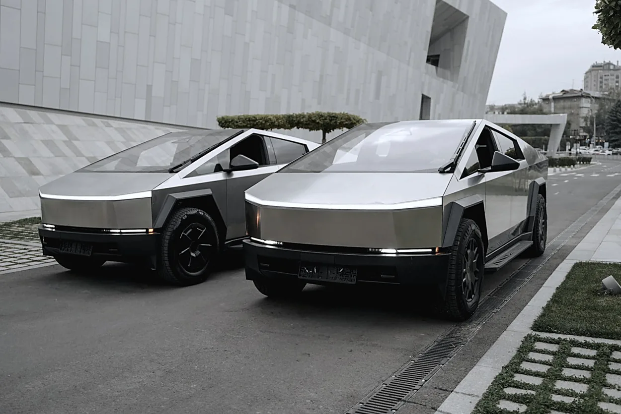 Два Tesla Cybertruck у здания в Алматы