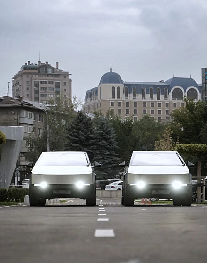 Два Cybertruck с включёнными фарами на улице Алматы
