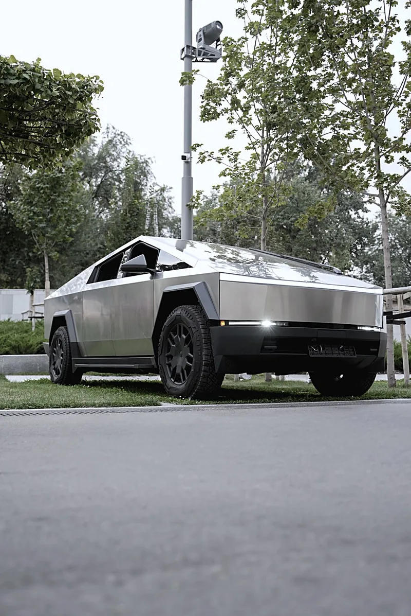 Cybertruck с включёнными фарами